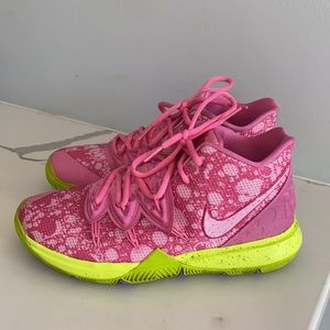 Nike SpongeBob SquarePants x Kyrie SZ 5.5Y